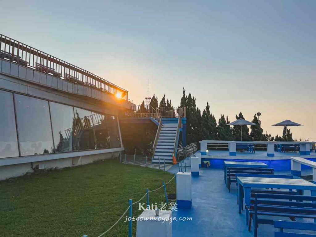 桃園龍潭景觀餐廳夕陽時分《白圍牆、地中海希臘風》戶外用餐區