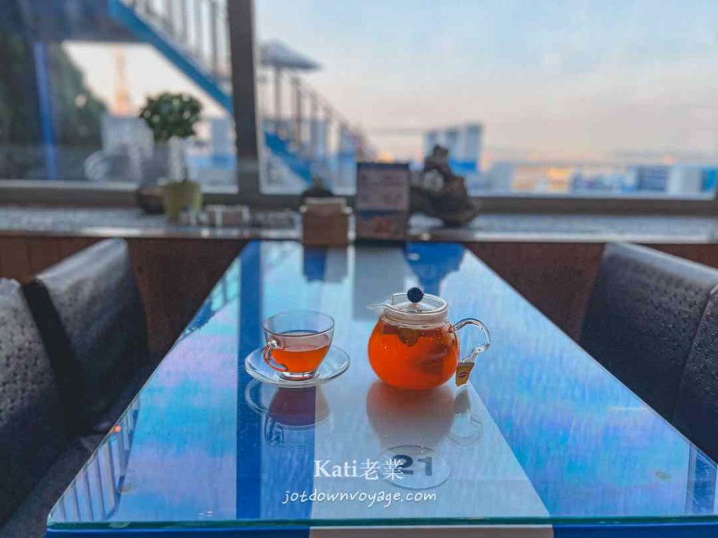 龍潭景觀餐廳：夜景、 養生新鮮水果茶（熱），在《白圍牆景觀咖啡》