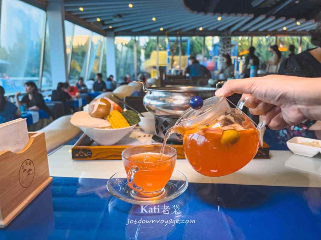 龍潭景觀餐廳： 養生新鮮水果茶（熱），在《白圍牆景觀咖啡》