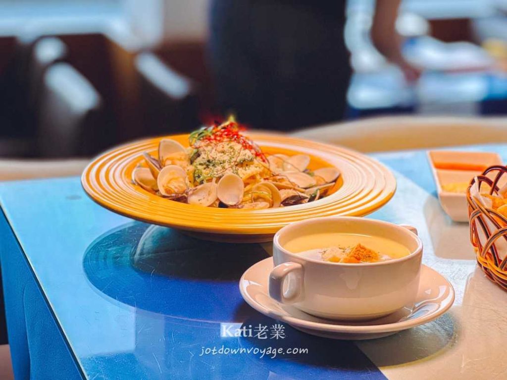 龍潭景觀餐廳：白酒蛤蜊義大利麵（附濃湯），在《白圍牆景觀咖啡餐廳》