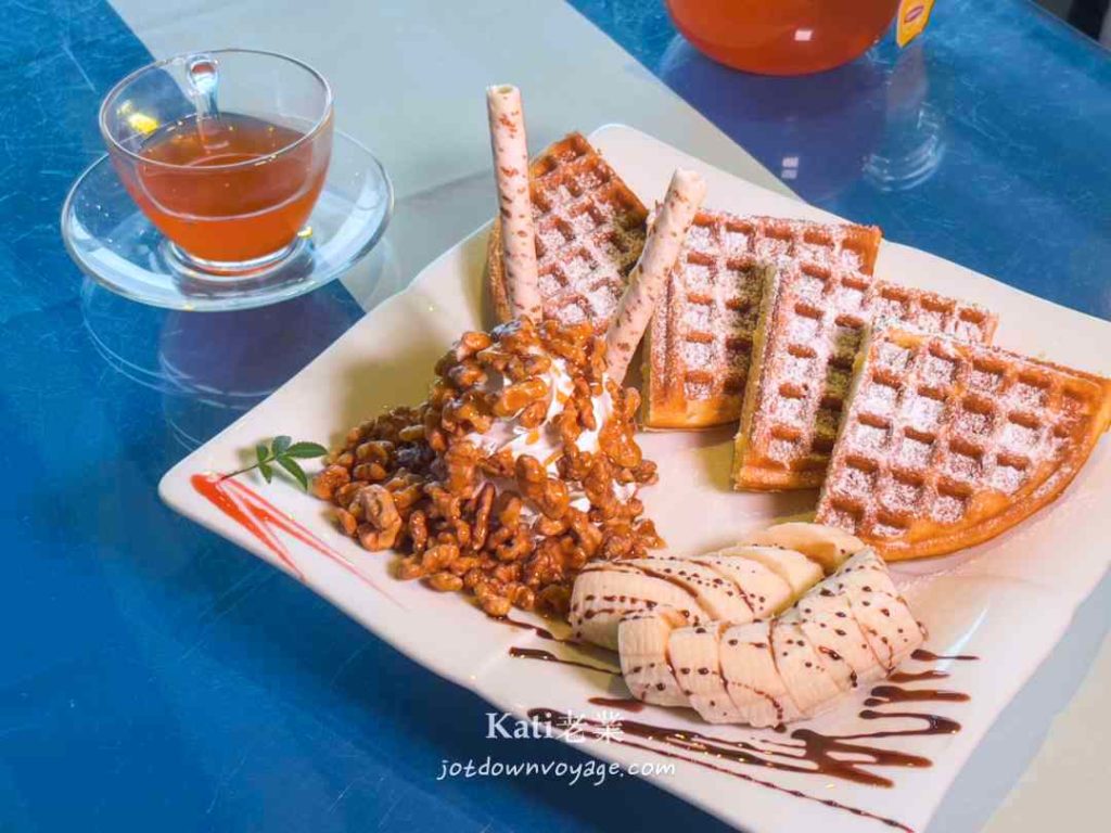 龍潭景觀餐廳：奶油和桃香蕉鬆餅，在《白圍牆景觀咖啡》
