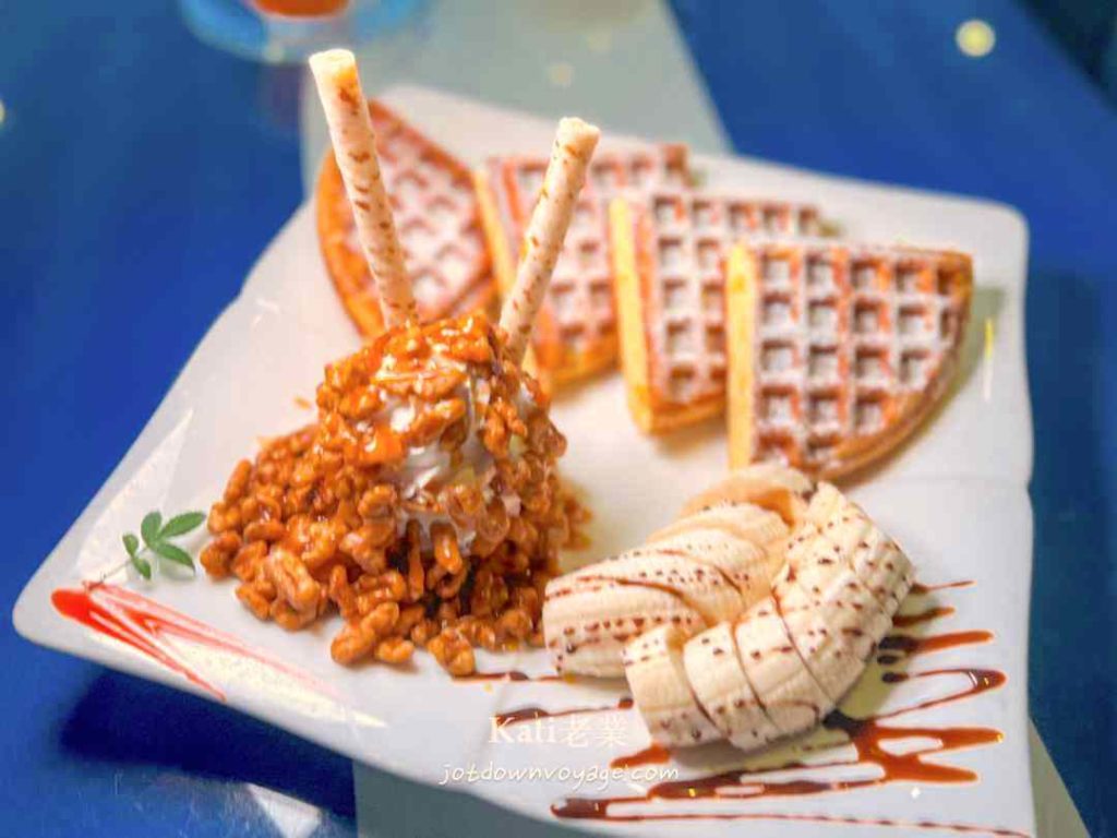 龍潭景觀餐廳：奶油和桃香蕉鬆餅，在《白圍牆景觀咖啡》