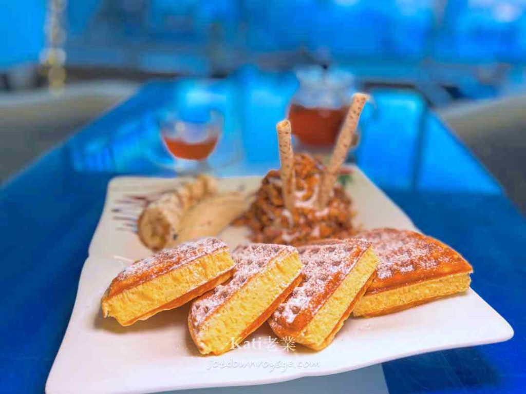 龍潭景觀餐廳：奶油和桃香蕉鬆餅，米朗琪式鬆餅，在《白圍牆景觀咖啡》