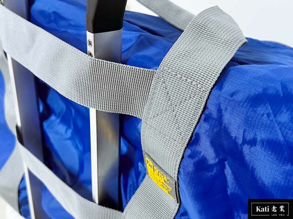 Travel blue英國藍旅行李袋（藍色）表布、車線細節